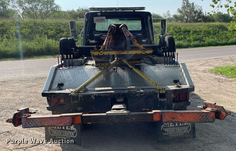 image for item HN9945 1997 International 4700  tow truck