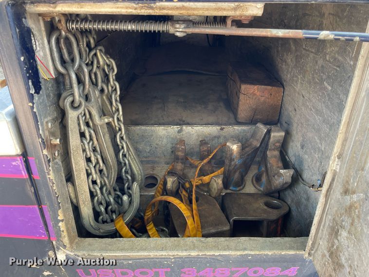 image for item HN9945 1997 International 4700  tow truck