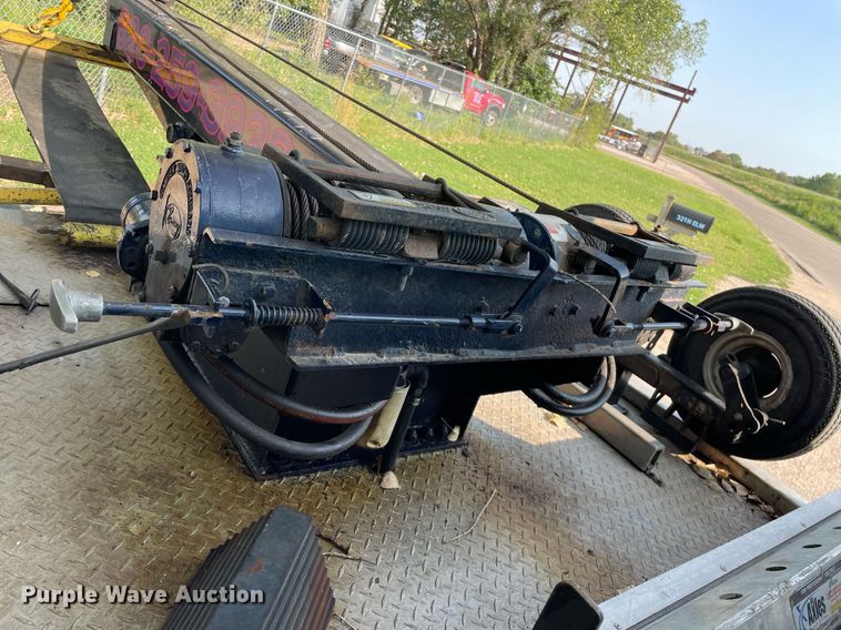 image for item HN9945 1997 International 4700  tow truck