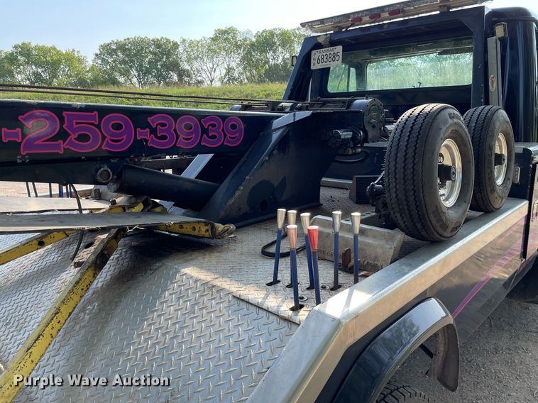 image for item HN9945 1997 International 4700  tow truck