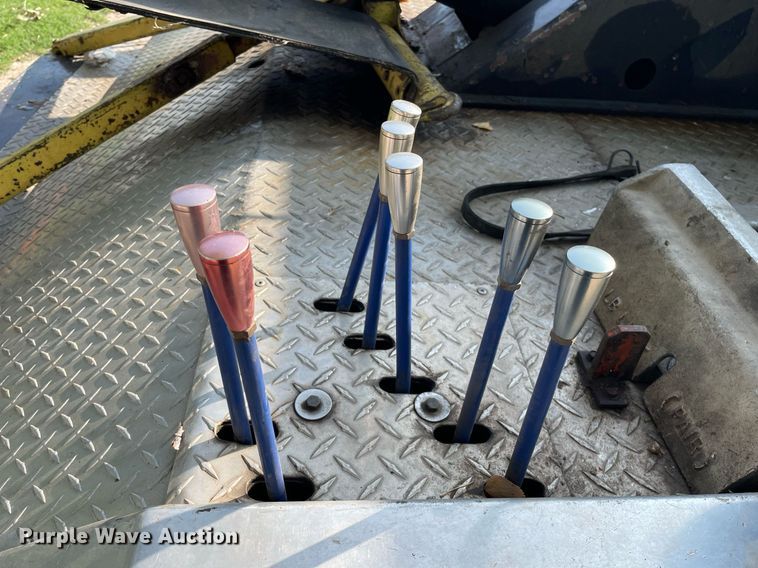 image for item HN9945 1997 International 4700  tow truck