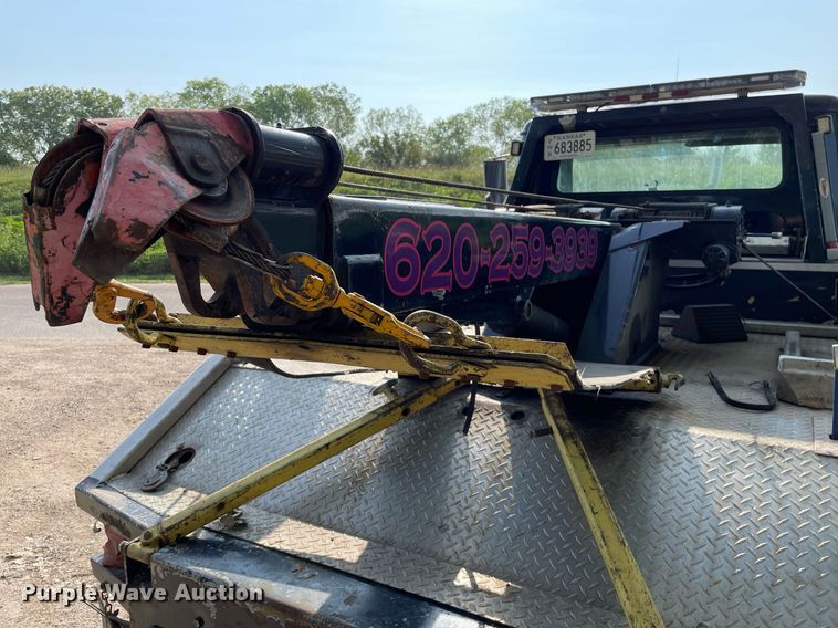 image for item HN9945 1997 International 4700  tow truck