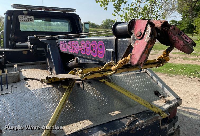 image for item HN9945 1997 International 4700  tow truck