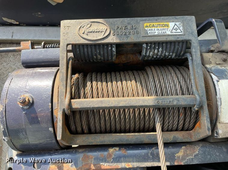 image for item HN9945 1997 International 4700  tow truck