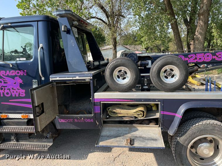 image for item HN9945 1997 International 4700  tow truck