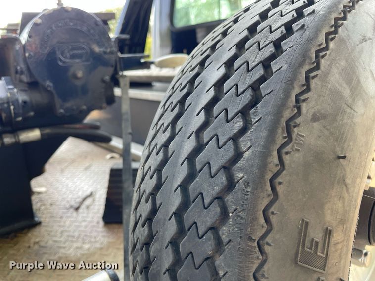 image for item HN9945 1997 International 4700  tow truck