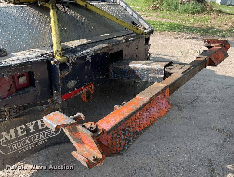 image for item HN9945 1997 International 4700  tow truck