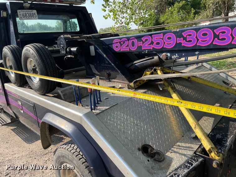 image for item HN9945 1997 International 4700  tow truck