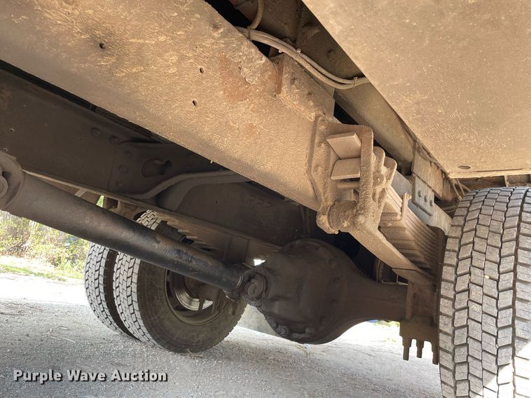 image for item HN9945 1997 International 4700  tow truck