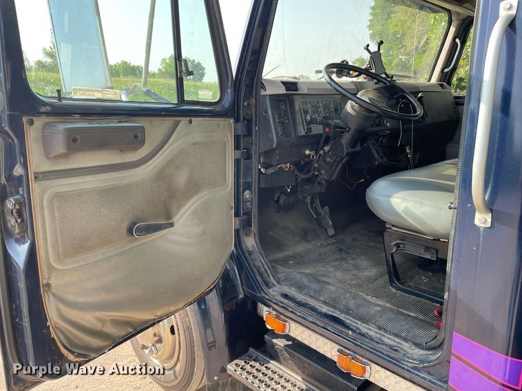 image for item HN9945 1997 International 4700  tow truck