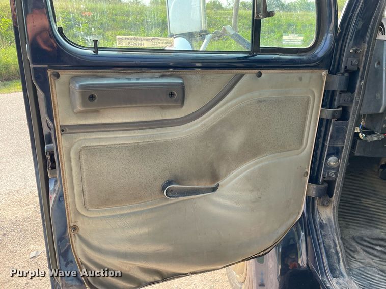 image for item HN9945 1997 International 4700  tow truck