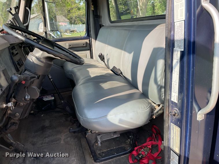 image for item HN9945 1997 International 4700  tow truck