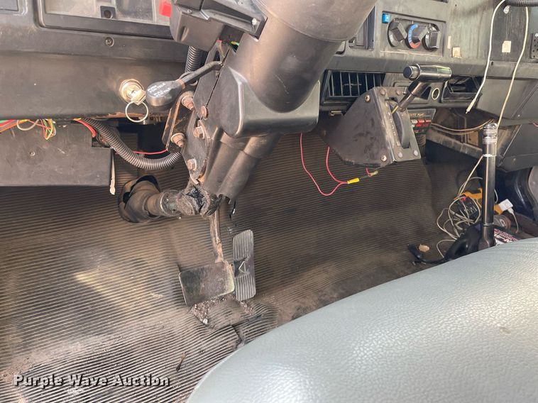 image for item HN9945 1997 International 4700  tow truck