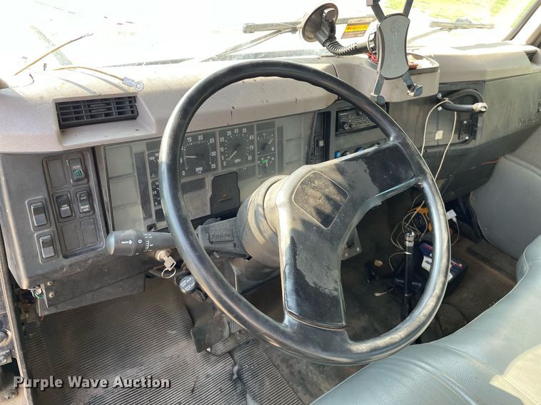 image for item HN9945 1997 International 4700  tow truck