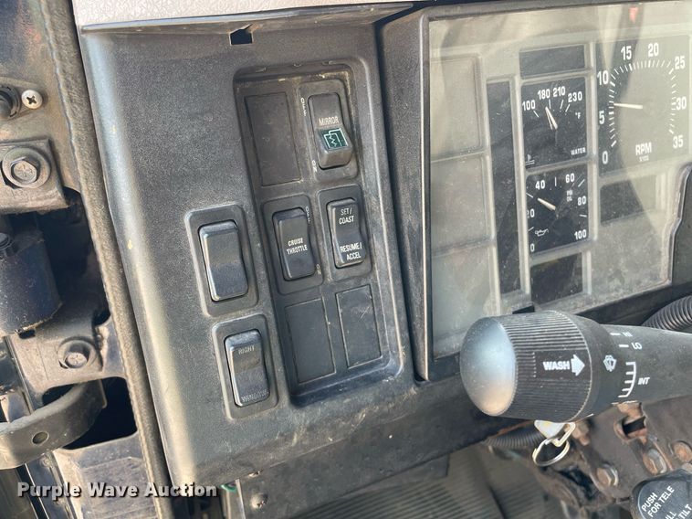 image for item HN9945 1997 International 4700  tow truck