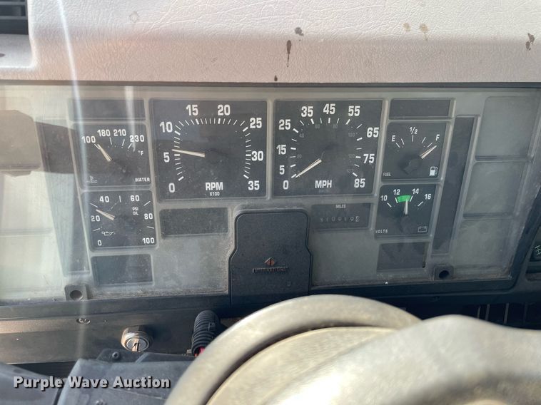 image for item HN9945 1997 International 4700  tow truck