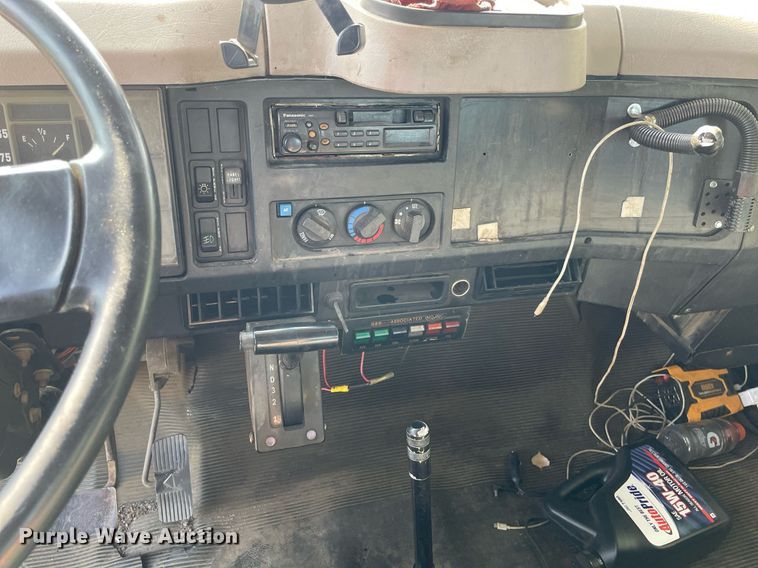 image for item HN9945 1997 International 4700  tow truck