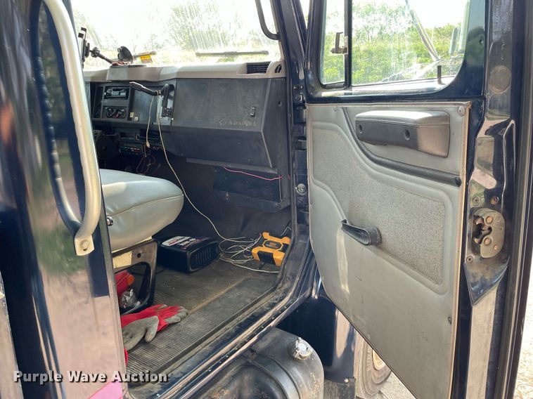 image for item HN9945 1997 International 4700  tow truck