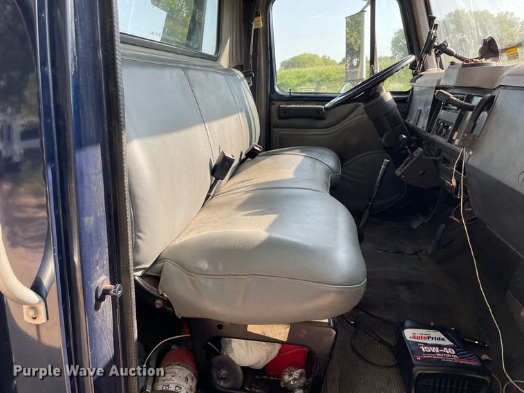 image for item HN9945 1997 International 4700  tow truck