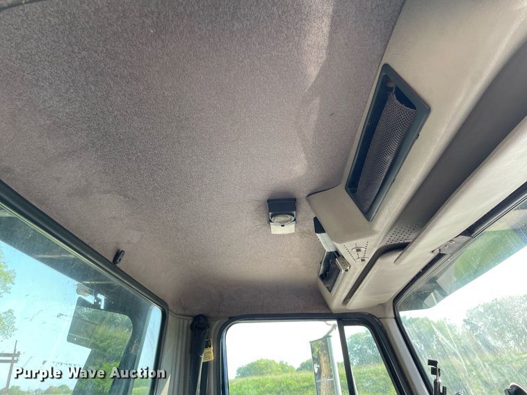 image for item HN9945 1997 International 4700  tow truck