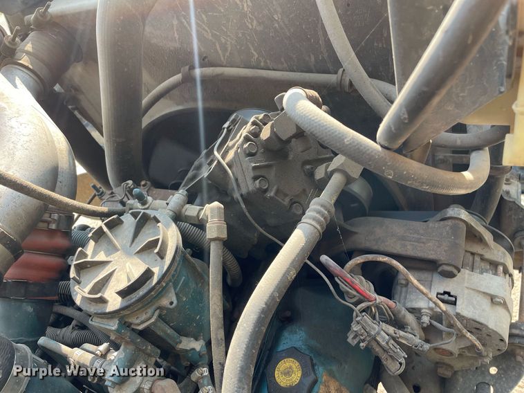 image for item HN9945 1997 International 4700  tow truck