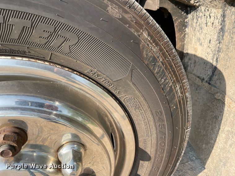 image for item HN9945 1997 International 4700  tow truck