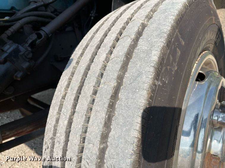 image for item HN9945 1997 International 4700  tow truck