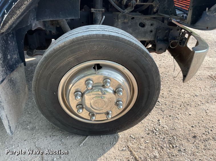 image for item HN9945 1997 International 4700  tow truck