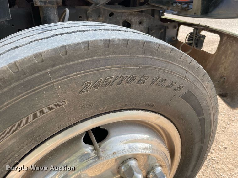 image for item HN9945 1997 International 4700  tow truck