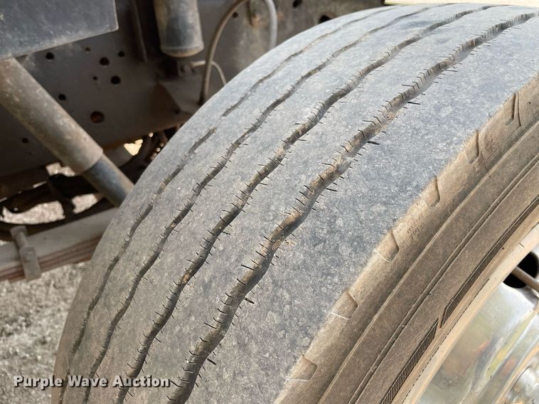 image for item HN9945 1997 International 4700  tow truck