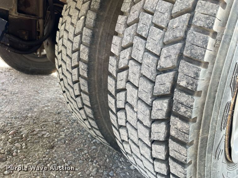 image for item HN9945 1997 International 4700  tow truck