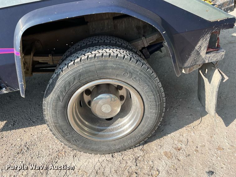 image for item HN9945 1997 International 4700  tow truck