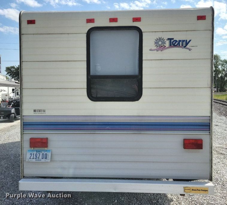image for item IQ9936 1994 Fleetwood Terry  camper