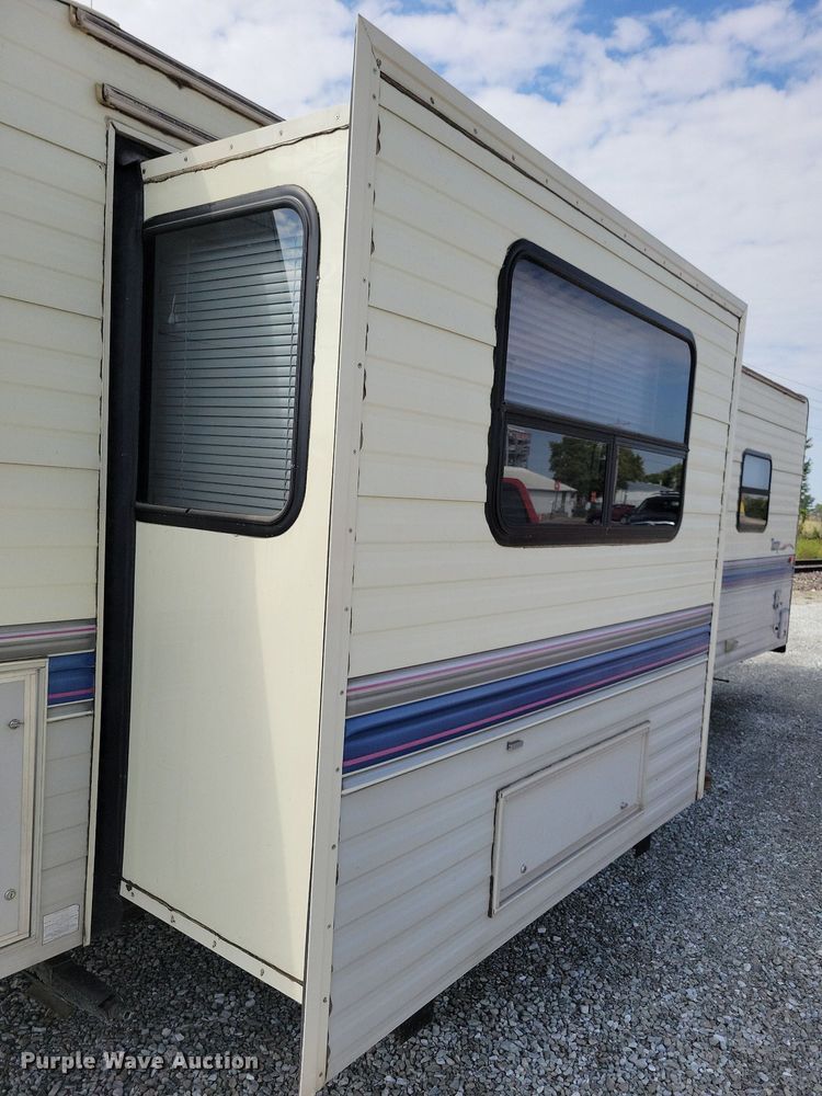 image for item IQ9936 1994 Fleetwood Terry  camper