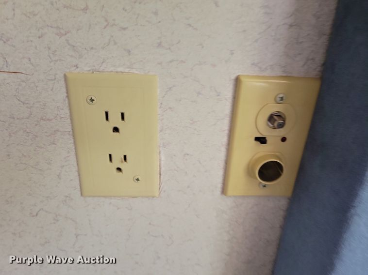 image for item IQ9936 1994 Fleetwood Terry  camper