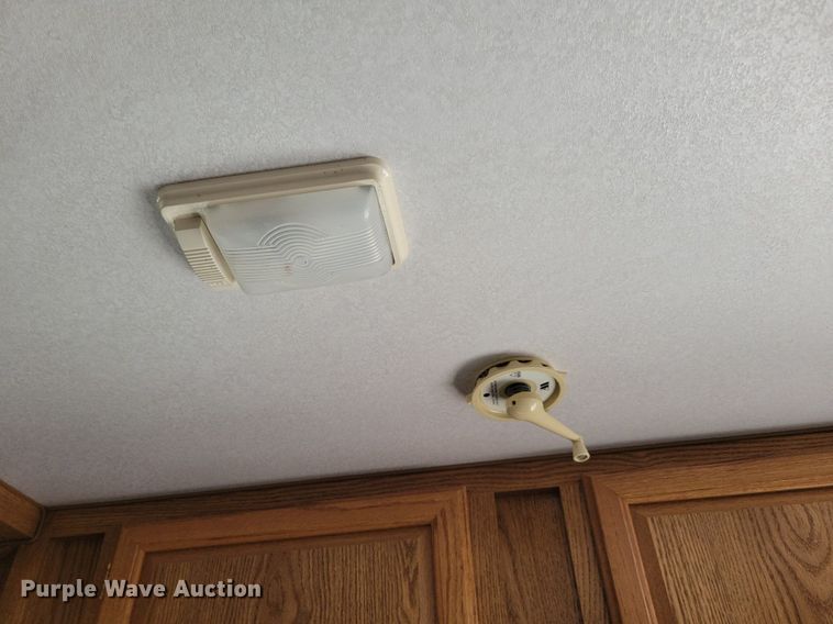 image for item IQ9936 1994 Fleetwood Terry  camper