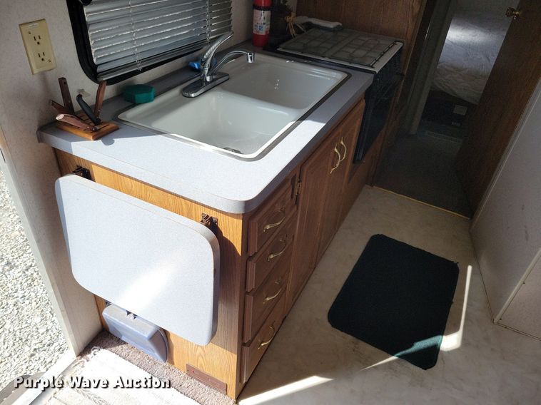 image for item IQ9936 1994 Fleetwood Terry  camper