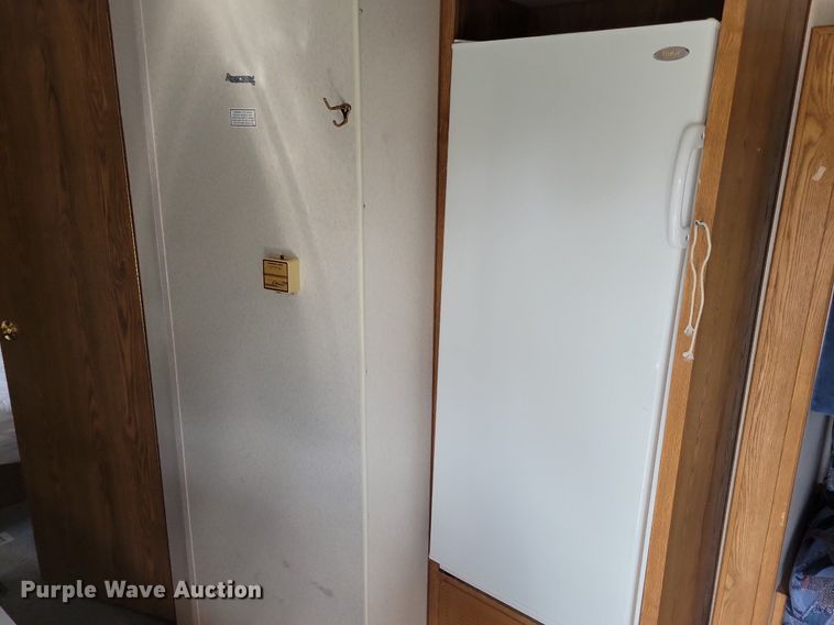 image for item IQ9936 1994 Fleetwood Terry  camper