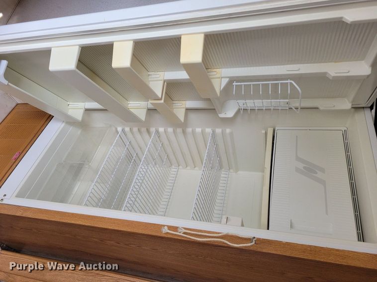 image for item IQ9936 1994 Fleetwood Terry  camper