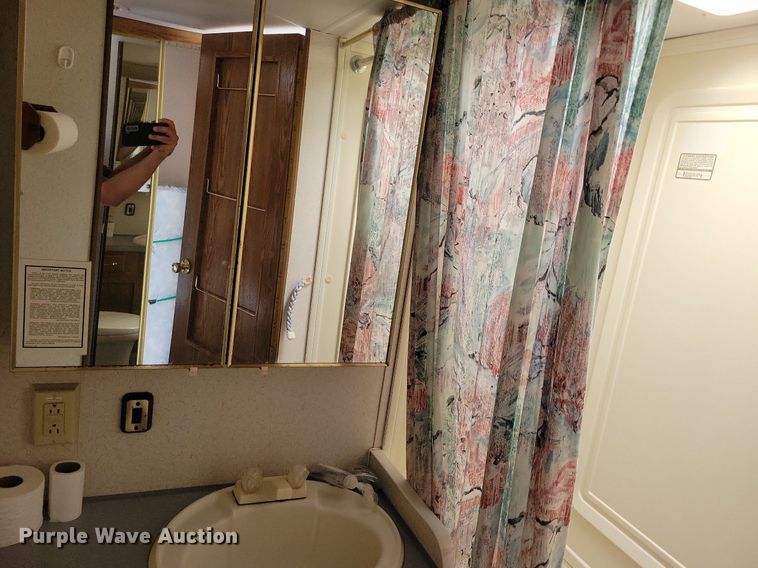 image for item IQ9936 1994 Fleetwood Terry  camper