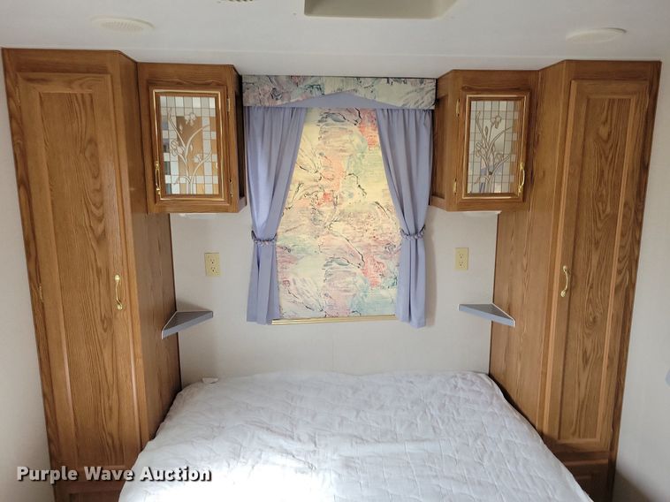 image for item IQ9936 1994 Fleetwood Terry  camper