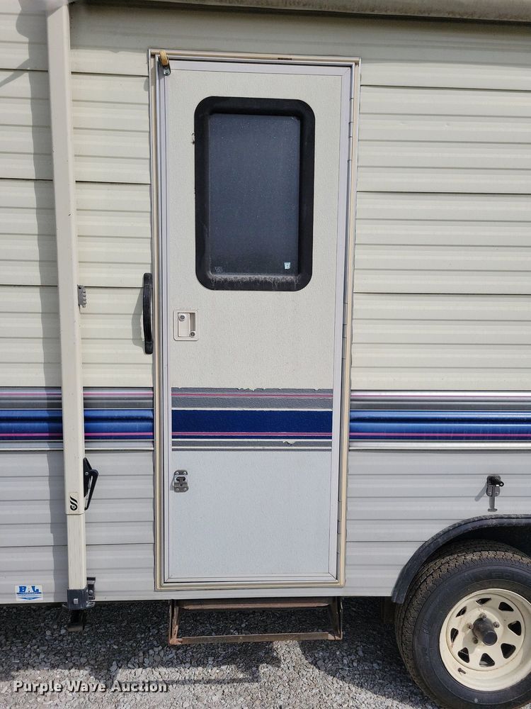 image for item IQ9936 1994 Fleetwood Terry  camper