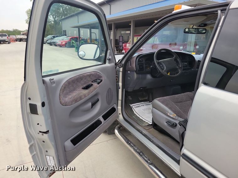 image for item IQ9944 1999 Dodge Ram 2500  Quad Cab pickup truck