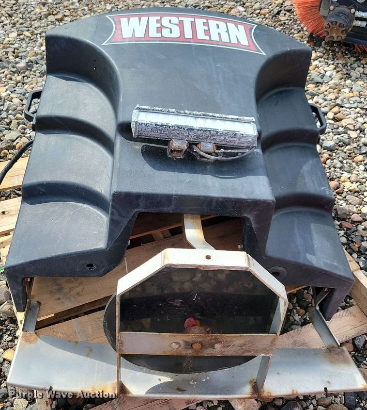 image for item IQ9950 2019 Western Tornado  spreader