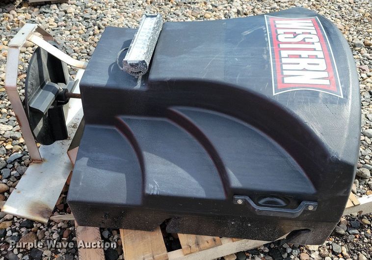 image for item IQ9950 2019 Western Tornado  spreader