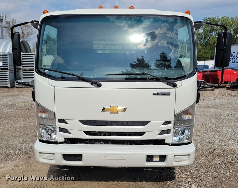 image for item IQ9960 2021 Chevrolet 4500  flatbed truck