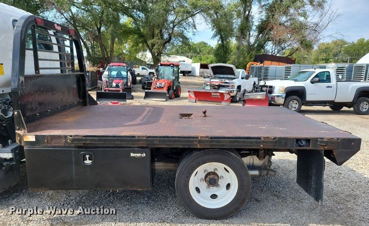 image for item IQ9960 2021 Chevrolet 4500  flatbed truck