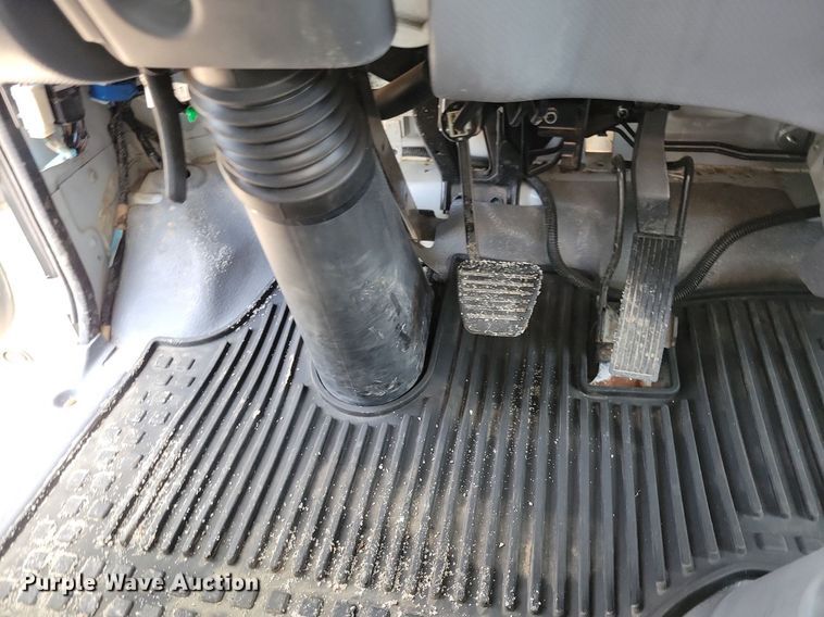 image for item IQ9960 2021 Chevrolet 4500  flatbed truck