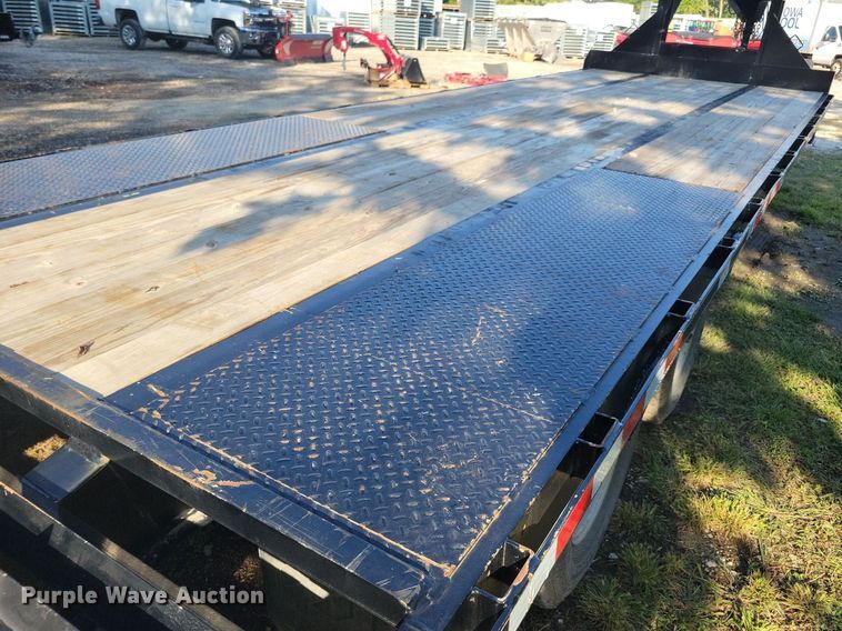 image for item IQ9963 2021 Mac-lander 29GTDWC  equipment trailer