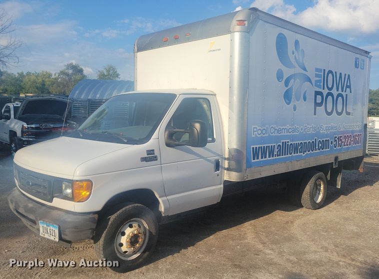 image for item IQ9964 2005 Ford E350 Super Duty  box truck